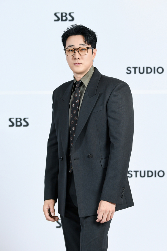 홍성창 스튜디오S 대표, 김기슭 SBS 편성실장이 1일 서울 마포구 호텔 나루 서울 엠갤러리 앰배서더에서 열린 SBS 미디어데이 'SBS DRAMA NEXT EPISODE'(SBS 드라마 넥스트 에피소드)에서 포즈를 취하고 있다. [사진=SBS]
