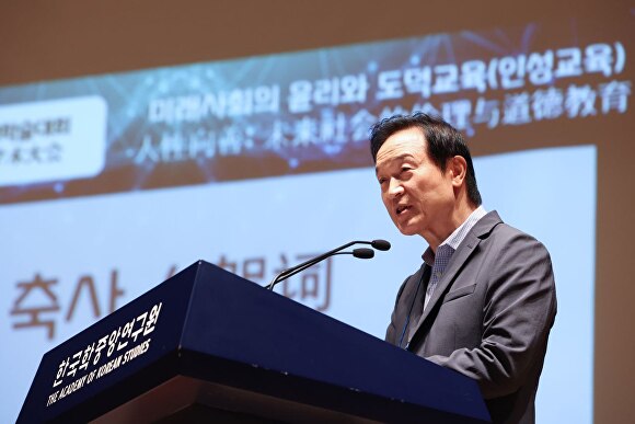 임태희 경기도교육감이 지난 21일 한국학중앙연구원에서 열린 ‘2024 한·중·일 인성교육 국제학술대회’ 축사를 하고 있다. [사진=경기도교육청]