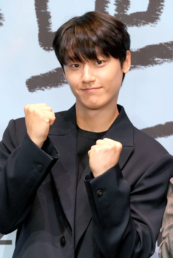 배우 이도현이 26일 온라인으로 진행된 JTBC 새 수목드라마 '나쁜엄마' 제작발표회에 참석하고 있다. [사진=JTBC]