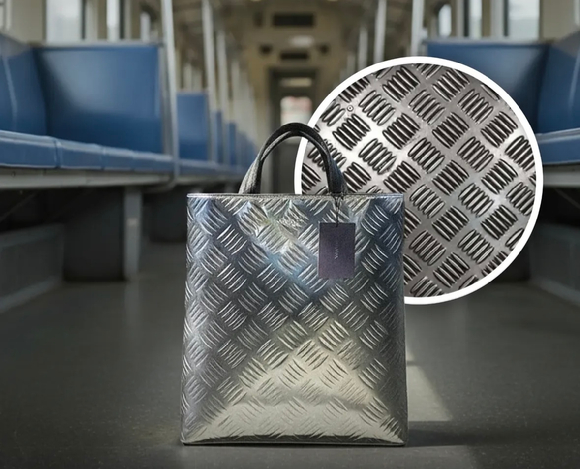 명품 브랜드 프라다가 공개한 400만원대 남성용 토트백이 인도 기차 바닥재를 그대로 베낀 것 아니냐는 의혹이 제기됐다. 사진은 해당 가방. [사진=ADS 인스타그램]