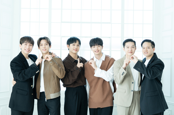 그룹 비투비가 21일 온라인으로 진행된 비투비 정규 3집 'Be Together' 발매 기념 기자간담회에 참석해 포즈를 취하고 있다. [사진=큐브엔터테인먼트]