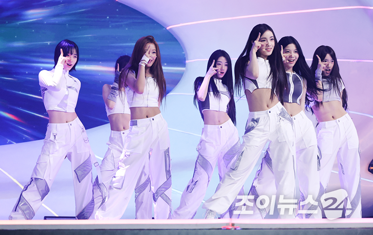그룹 A2O 라이트가 12일 오후 경기도 고양시 일산 킨텍스에서 진행된 A2O 소울(A2O SOUL)&middot;A2O 라이트(A2O LITE)의 데뷔쇼 '웰컴 투 소울라이트 프롬 A2O 소울 A2O 라이트(WELCOME TO SOULITE From A2O SOUL A2O LITE)' 행사에 참석해 열띤 무대를 펼치고 있다. [사진=문수지 기자]