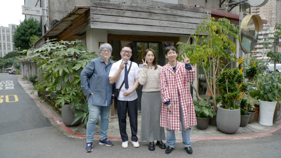 배우 가가연이 '돌아온 방구석 1열'에 출연해 MC들과 사진 촬영을 하고 있다. [사진=JTBC]