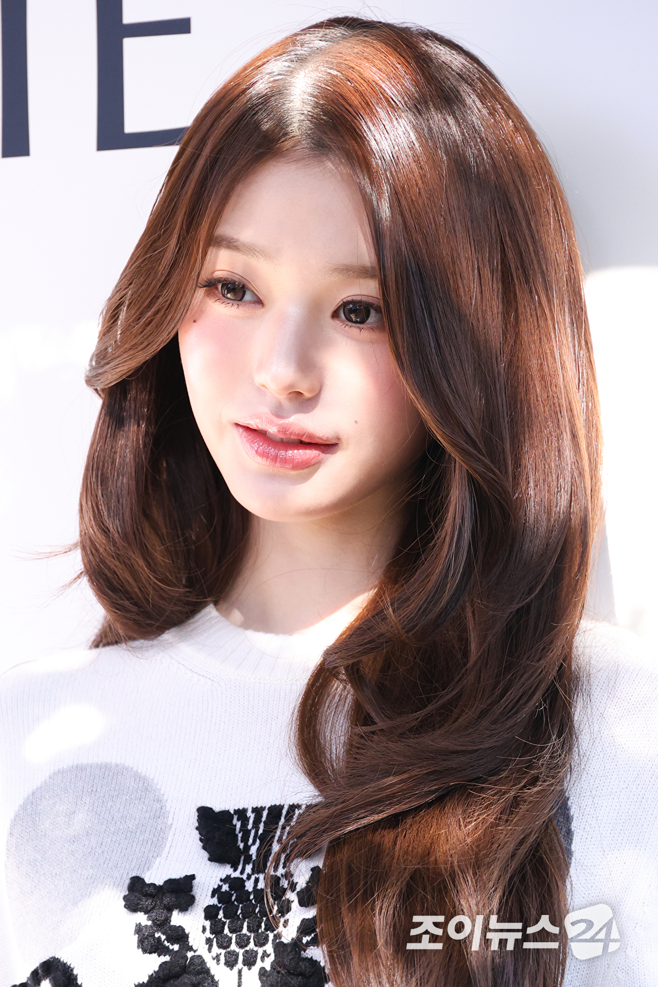 그룹 아이브 장원영이 27일 오전 서울 강남구 논현동 리나갤러리에서 진행된 럭셔리 캐시미어 브랜드 배리 데미안 허스트 캡슐 컬렉션 출시 기념 행사에 참석해 포즈를 취하고 있다. [사진=문수지 기자]