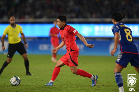 조영욱이 패스를 하고 있다. [사진=대한축구협회(KFA)]