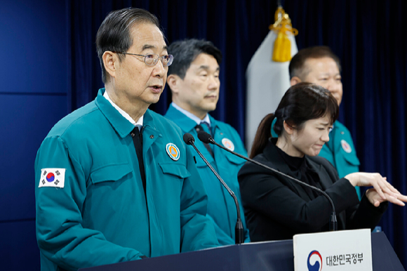 한덕수 국무총리가 20일 서울 종로구 정부서울청사에서 의료 개혁 관련 대국민담화를 하고 있다. [사진=뉴시스]