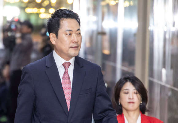 국민의힘 장동혁 대표가 31일 국회에서 우원식 국회의장을 면담하기 위해 의장실로 이동하고 있다.이날 만남은 우원식 의장 주도로 추진 중인 개헌안과 관련해 국민의힘 협조를 당부하기 위해 열린 것으로 보인다. 이날 면담은 비공개로 진행됐다. 2026.3.31 [사진=연합뉴스]