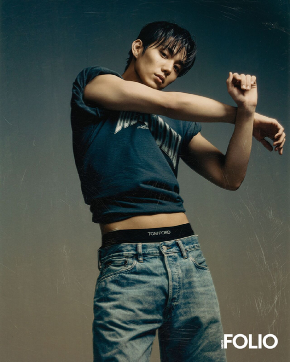 피원하모니 인탁이 화보 촬영에서 포즈를 취하고 있다. [사진=맨즈 폴리오]