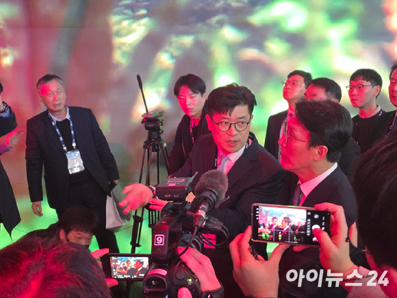 김민석 국무총리가 15일 부산 벡스코 '지스타 2025' 전시장을 방문해 넷마블 부스에서 설명을 듣고 있다. [사진=박정민 기자]