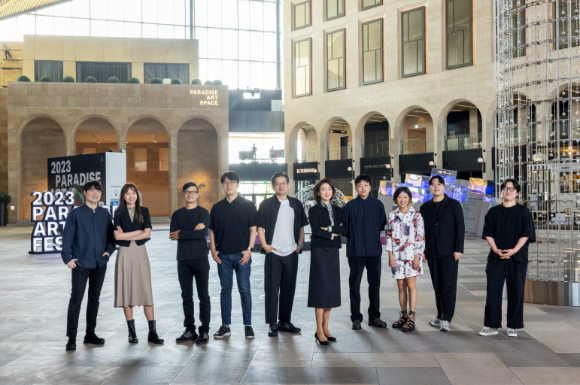 지난 8월 31일 인천 영종도에 위치한 파라다이스시티에서 최윤정 파라다이스문화재단 이사장(왼쪽에서 여섯 번째)이 &lsquo;2023 파라다이스 아트랩 페스티벌&rsquo; 참여 아티스트들과 함께 기념촬영을 하고 있다. [사진=파라다이스문화재단]