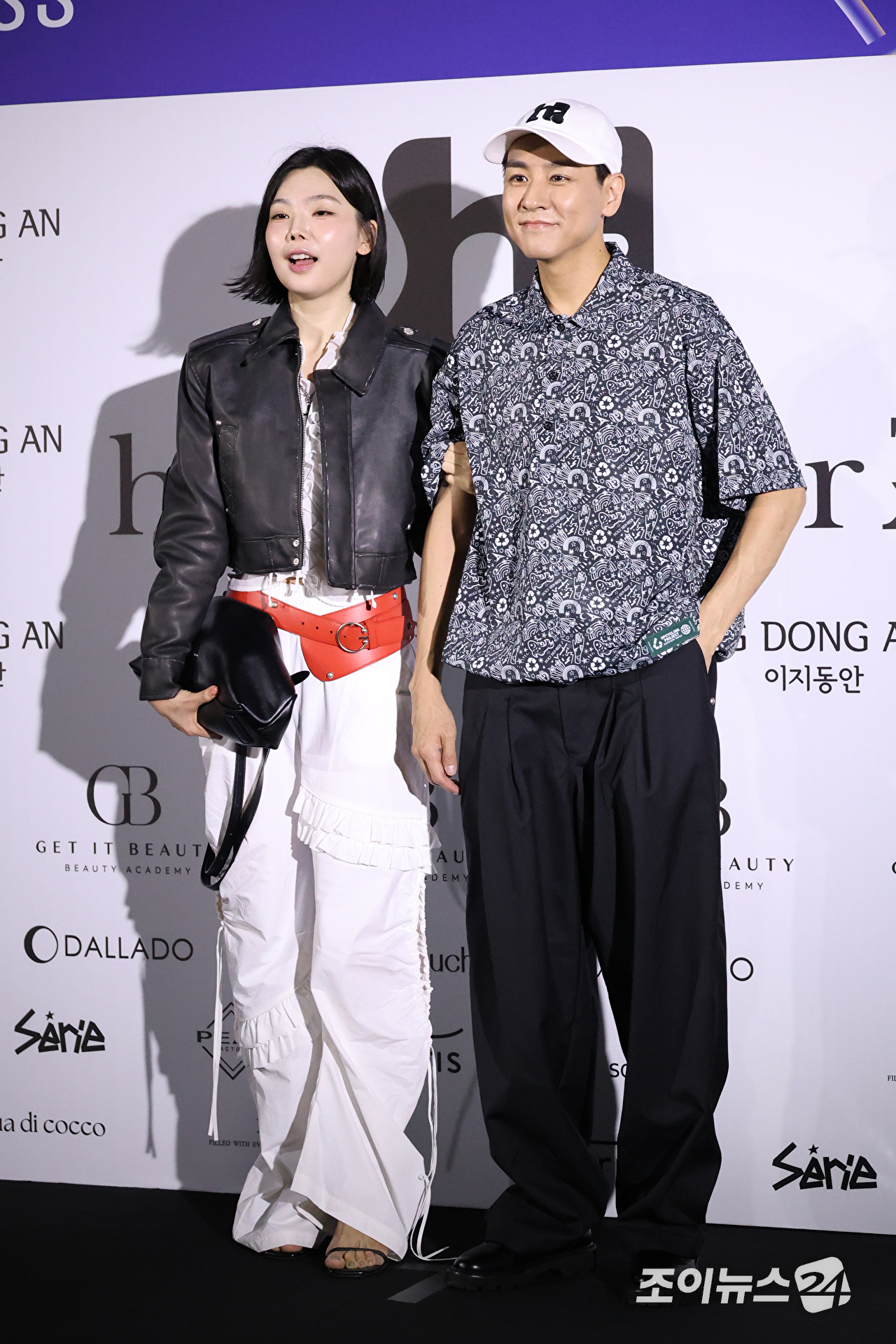 '돌싱글즈' 이다은, 윤남기 부부가 1일 오후 서울 중구 동대문디자인플라자에서 진행된 2027 S/S 서울패션위크 '홀리넘버세븐' 컬렉션에 참석해 포즈를 취하고 있다. [사진=문수지 기자]