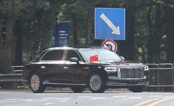 도널드 트럼프 미국 대통령이 전용 차량인 '더 비스트'를 타고 2025 경주 아시아태평양경제협력체(APEC) CEO 서밋 참석을 위해 29일 경주예술의전당으로 향하고 있다. [사진=연합뉴스]