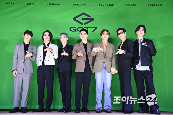 그룹 갓세븐(GOT7)이 23일 오후 서울 강남구 논현동 보코서울강남에서 열린 갓세븐 새 미니앨범 'GOT7' 발매 기념 기자간담회에서 포토타임을 갖고 있다. [사진=정소희 기자]