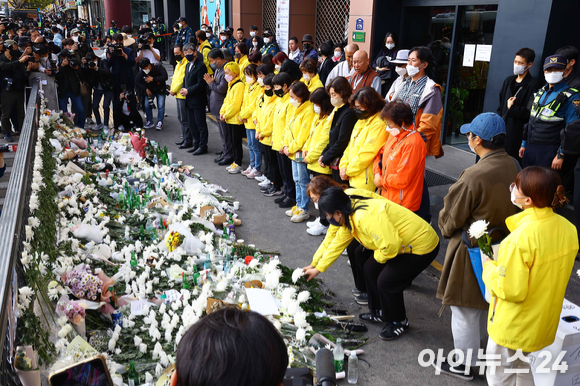 지난달 31일 서울 용산구 이태원 압사사고 인근에 마려된 추모공간을 찾은 세월호 유가족들이 희생자를 추모하고 있다. [사진=김성진 기자]