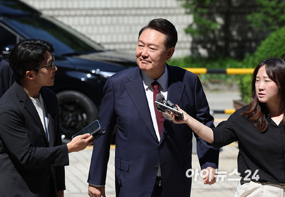 윤석열 전 대통령이 23일 서울 서초구 서울중앙지방법원에서 열린 내란 우두머리 혐의·직권남용 권리행사 방해 혐의 사건 8차 공판에 출석하고 있다. [사진=사진공동취재단]