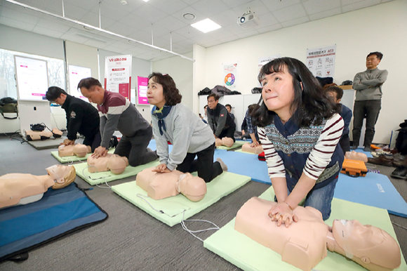 KT CPR 사내교육 담당자들이 심폐소생술(CPR)교육을 받고 있는 모습. [사진=KT]