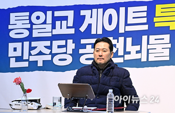 닷새째 단식농성 중인 장동혁 국민의힘 대표가 19일 서울 여의도 국회 로텐더홀에서 생각에 잠겨 있다. [사진=곽영래 기자]