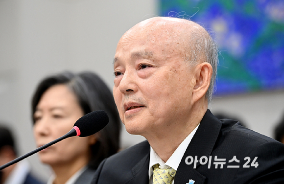 안창호 국가인권위원회 위원장이 29일 국회에서 열린 국가인권위원회에 대한 국정감사에서 질의에 답변하고 있다. [사진=곽영래 기자]