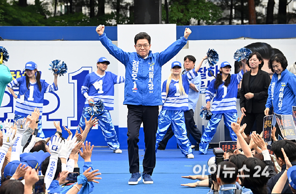 정원오 더불어민주당 서울시장 후보가 6&middot;3 지방선거 공식 선거운동이 시작된 21일 서울 성동구 왕십리역 광장에서 열린 출정식에서 인사하고 있다. [사진=곽영래 기자]