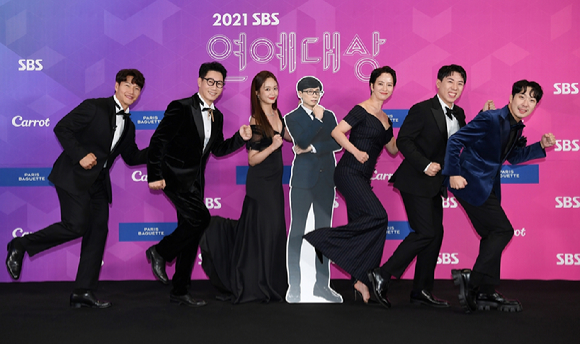'런닝맨' 김종국-지석진-전소민-송지효-양세찬-하하가 18일 진행된 2021 SBS 연예대상 시상식 포토월 행사에 참석해 포즈를 취하고 있다. [사진=SBS]