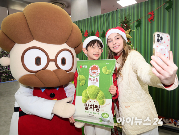 18일 중구 롯데마트 제타플렉스 서울역점에서 모델들이 농심 베이커리 스낵 빵부장 시리즈 '빵부장 말차빵' 출시를 알리고 있다. [사진=정소희 기자]