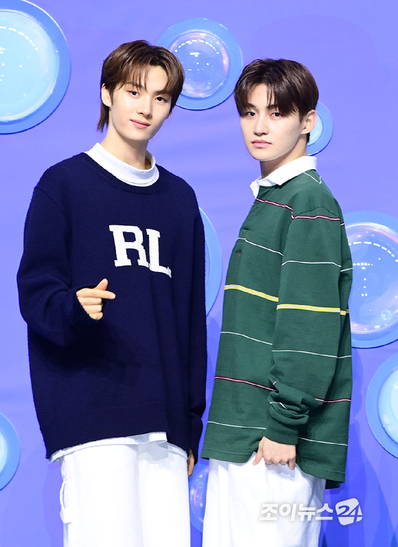그룹 TWS(투어스) 영재와 지훈이 22일 오후 서울 한남동 블루스퀘어에서 열린 TWS(투어스) 데뷔 미니 1집 'Sparkling Blue' 발매 기념 미디어 쇼케이스에 참석하고 있다. [사진=정소희 기자]