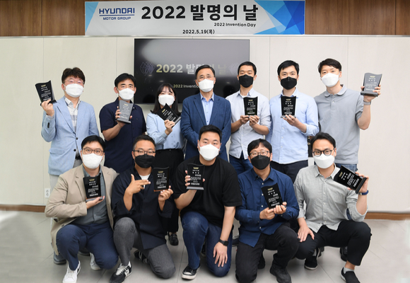 현대차·기아의 2022 '발명의 날' 행사에서 우수특허를 수상한 개발자들이 기념촬영하고 있다. [사진=현대차그룹]