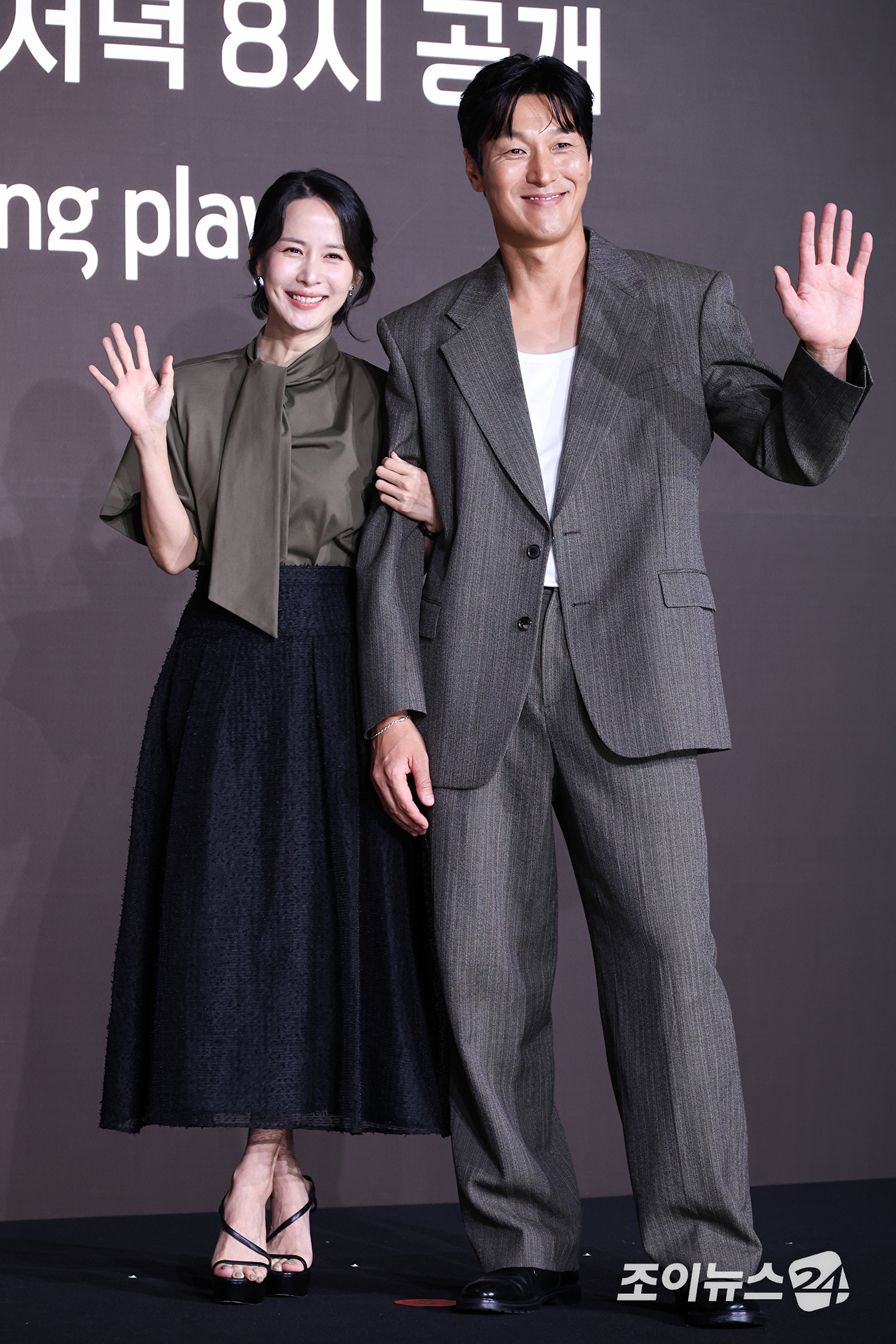 배우 조여정, 김재철이 28일 오전 서울 중구 장충동 앰배서더 서울 풀만 호텔에서 진행된 쿠팡플레이 시리즈 '지금 불륜이 문제가 아닙니다' 제작발표회에 참석해 포즈를 취하고 있다. [사진=문수지 기자]