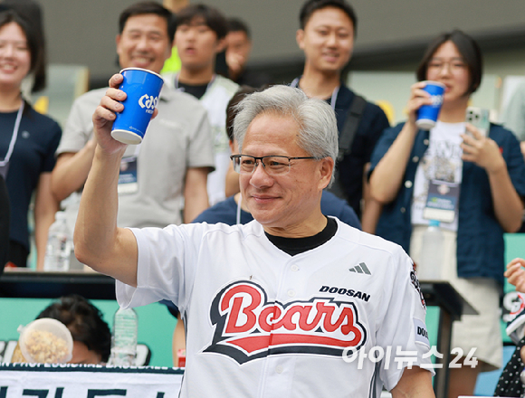 젠슨 황 엔비디아 최고경영자(CEO)가 7일 서울 잠실야구장에서 열린 KBO리그 두산과 키움의 경기에서 시구를 마치고 관중석에서 야구팬들과 인사를 나누고 있다. [사진=사진공동취재단]