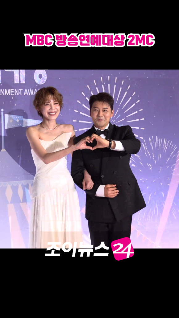코미디언 장도연, 방송인 전현무가 29일 오후 서울 마포구 MBC 사옥에서 열린 '2025 MBC 방송연예대상' 포토월 행사에 참석해 포즈를 취하고 있다. [사진=문수지 기자]