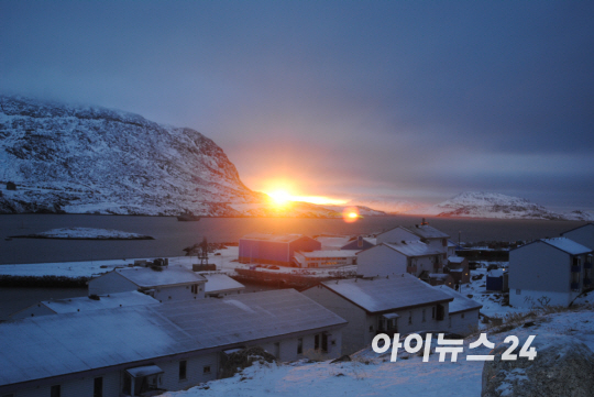 그린란드 일루리샛. 배를 타고 빙산으로 다가가고 있다. [사진=정종오 기자]