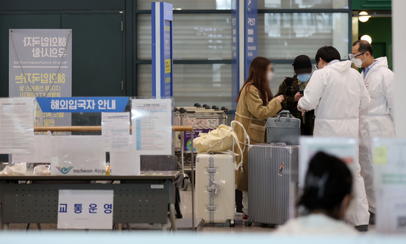 인천국제공항 제1터미널 입구장에서 해외 입국자들이 안내를 받고 있다.  [사진=뉴시스]
