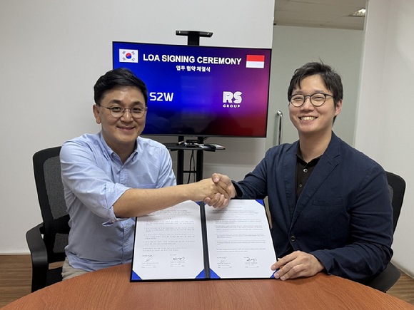 이승준 RS그룹 대표(왼쪽_, 서현민 S2W 전략기획실장이 파트너십 체결 후 기념촬영하고 있다. [사진=S2W]