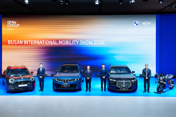 (왼쪽부터) 정수원 MINI 코리아 총괄 본부장, 한상윤 BMW 그룹 코리아 대표이사 사장, 석재우 BMW 코리아 브랜드 총괄 본부장, 조현욱 BMW 모토라드 코리아 총괄 본부장 [사진=BMW코리아]