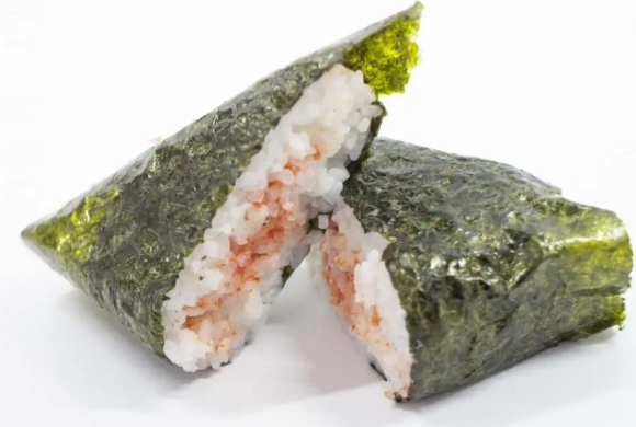 일본 편의점 체인 '미니스톱'이 점포 내에서 직접 제조&middot;판매한 수제 주먹밥(오니기리)과 도시락의 소비기한을 조작한 사실이 추가로 드러났다. 사진은 일본 삼각김밥. [사진=wamazing]