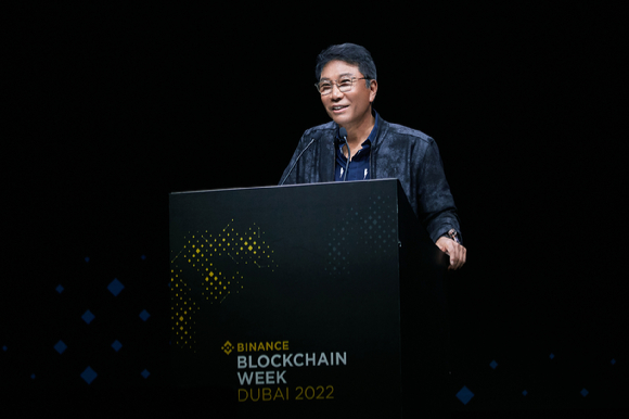 이수만 SM 총괄 프로듀서가 28일(현지시간) 두바이 'Binance Blockchain Week'(바이낸스 블록체인 위크)에서 키노트 스피커로 초청받아 기조연설을 하고 있다. [사진=SM엔터테인먼트 ]