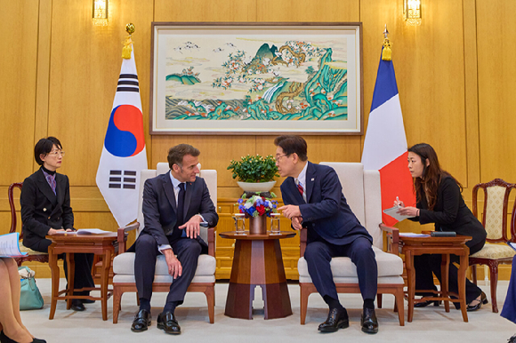 이재명 대통령과 에마뉘엘 마크롱 프랑스 대통령이 3일 청와대에서 소인수 정상회담을 하고 있다. 2026.4.3 [사진=청와대]