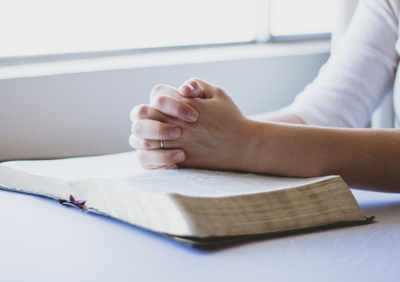 신도와 자신의 의붓딸을 상대로 성범죄를 일삼은 유사종교단체 교주가 재판에 넘겨졌다. 본 기사와 무관한 이미지. [사진=픽사베이]