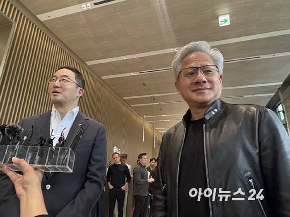 구광모 LG그룹 회장과 젠슨 황 엔비디아 최고경영자(CEO)가 8일 오전 서울 영등포구 여의도 LG트윈타워에서 1시간 회동한 뒤 악수를 하고 있다. [사진=권서아 기자]