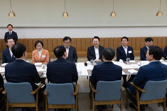 윤석열 대통령이 2일 서울 용산 대통령실 앞 파인그라스에서 열린 국민의힘 원내지도부 초청 만찬에서 참석 의원들과 대화를 나누고 있다. 2024.10.2 [사진=대통령실]