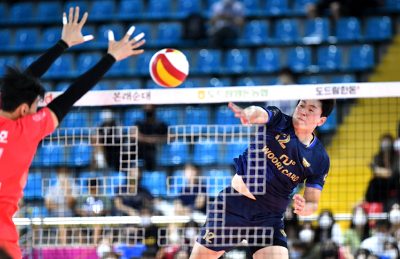 21일 전남 순천 팔마체육관에서 우리카드와 한국전력의 '2022 순천&middot;도드람컵 프로배구대회' 남자부 A조 조별리그 1차전이 열린 가운데 우리카드 선수들이 득점 이후 기뻐하고 있다. [사진=한국배구연맹(KOVO)]