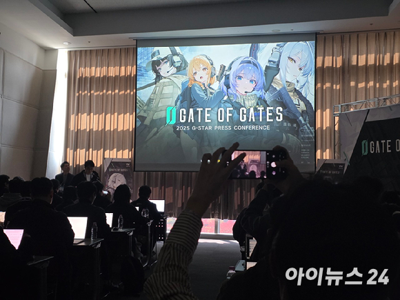 박찬혁 리트레일 기획팀장이 14일 지스타 2025에서 열린 웹젠 신작 '게이트 오브 게이츠' 인터뷰에서 게임을 소개하고 있다. [사진=박정민 기자]