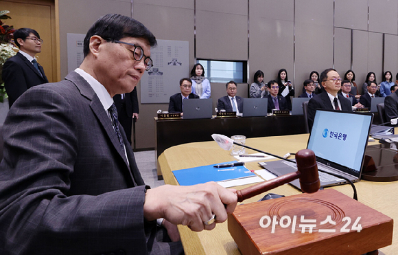 이창용 한국은행 총재가 25일 서울 중구 한국은행 본관에서 열린 금융통화위원회 본회의에 개회를 선언하는 의사봉을 치고 있다. [사진=사진공동취재단]