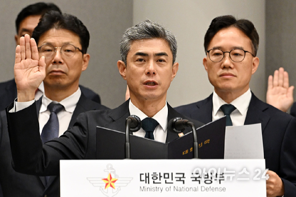 강신철 국방부 장관이 7일 서울 용산구 국방부에서 열린 국회 국방위원회의 국방부에 대한 국정감사에서 선서하고 있다. [사진=국회사진기자단 ]