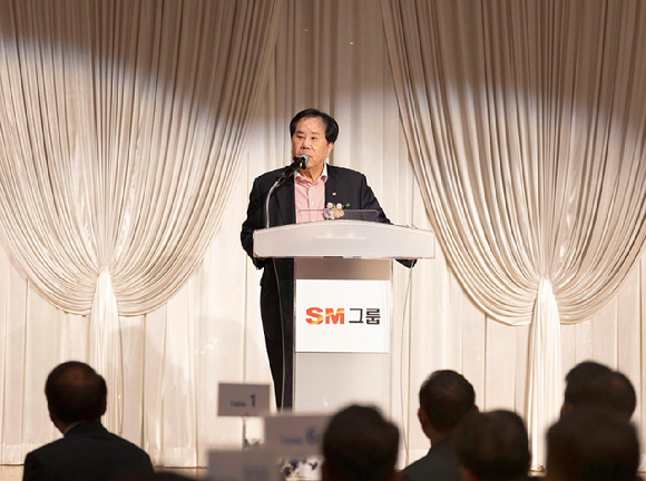 우오현 SM그룹 회장이 지난 26일 열린 건설 협력사 정기간담회에서 발언하고 있다. [사진=SM그룹]