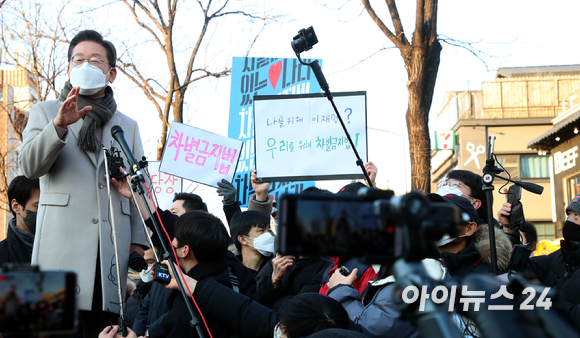 이재명 더불어민주당 대선후보가 지난 21일 서울 마포구 연남동 거리에서 열린 '걸어서 민심 속으로' 연남동 거리 걷기 행사에서 시민들에게 인사하고 있다. [사진=국회사진취재단]