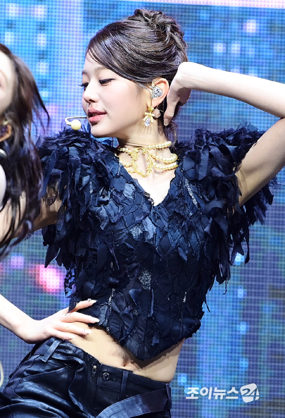 그룹 아이브 장원영이 23일 오후 서울 광진구 광장동 예스24라이브홀에서 열린 아이브(IVE) 정규 2집 '리바이브 플러스'(REVIVE+) 발매 기념 쇼케이스에서 '블랙홀' 무대를 선보이고 있다. [사진=정소희 기자]