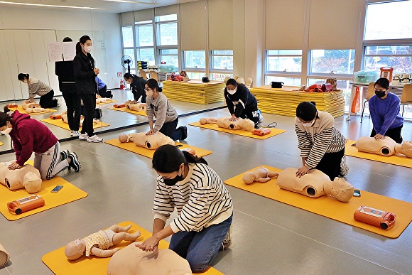 지난 7일 에어부산 사옥 응급처치실습장에서 부산광역시 지역 학부모들이 심폐소생술 교육에 참여하고 있다. [사진=에어부산]