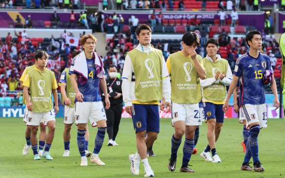 일본축구대표팀 선수들이 27일(한국시간) 열린 2022 카타르월드컵 E조 코스타리카전에서 0-1로 패한 뒤 그라운드를 빠져나가고 있다. [사진=뉴시스]