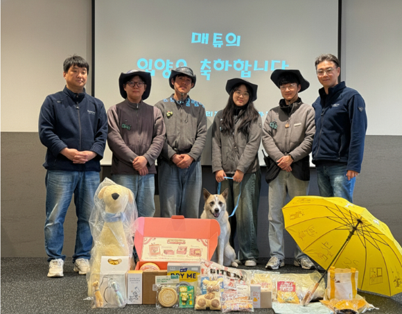 새 가족을 찾은 매튜. [사진=소노인터내셔널]